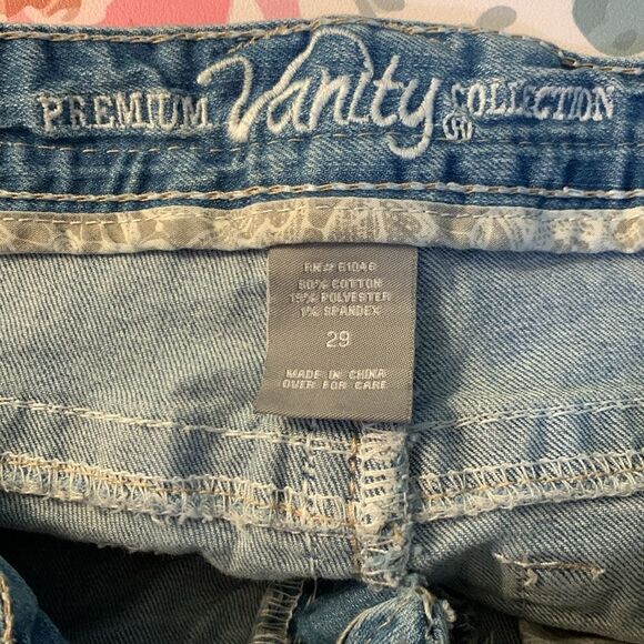 Vanity Light Wash Distressed Denim Capris Size 29 - Picture 6 of 7